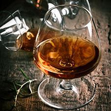 Rum in Glas auf dunklem Hintergrund