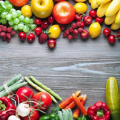 Diverses Obst und Gemüse liegt sortiert auf einem Tisch