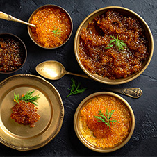 Caviar auf Tellern serviert