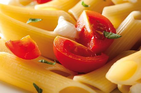 Frische Pasta Tomate-Mozzarella mit Basilikum