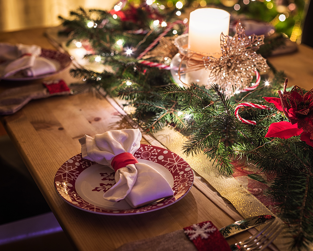 Weihnachtlich gedeckter Tisch