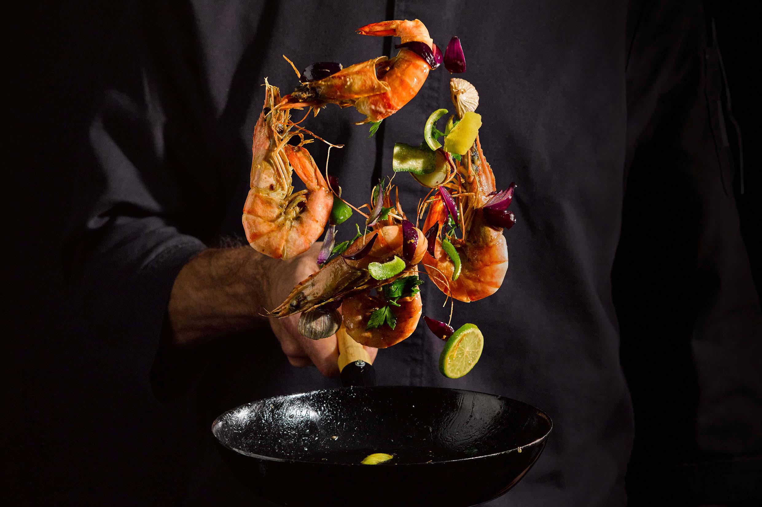 Garnelen und Shrimps in einer Pfanne 